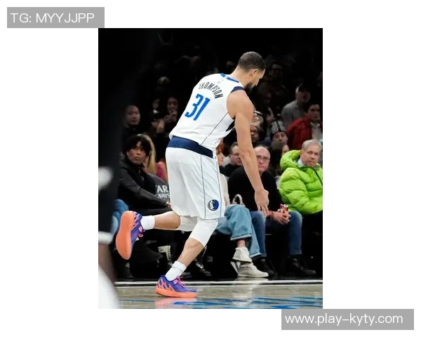 克莱首节火力全开三分球命中率惊人独行侠狂轰42分展现强大攻击力